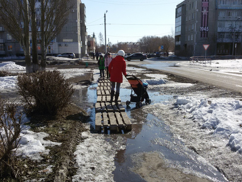Городской активист Алексей Кононов третий год подряд благоустраивает ирбитские тротуары