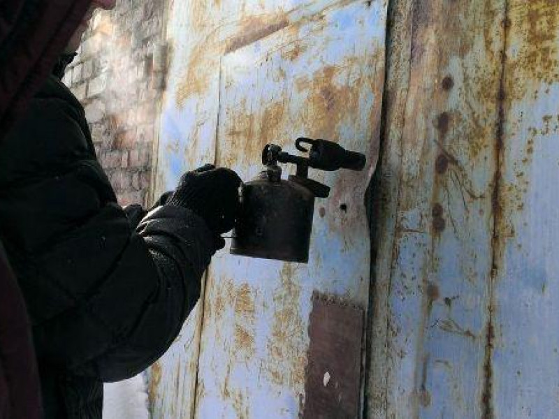 В Ирбите специализировавшиеся на кражах из гаражей мужчины отправлены за решетку