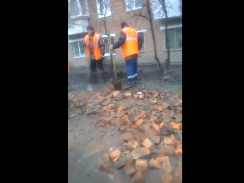 Ямочный ремонт в Ирбите, дороги засыпают кирпичами