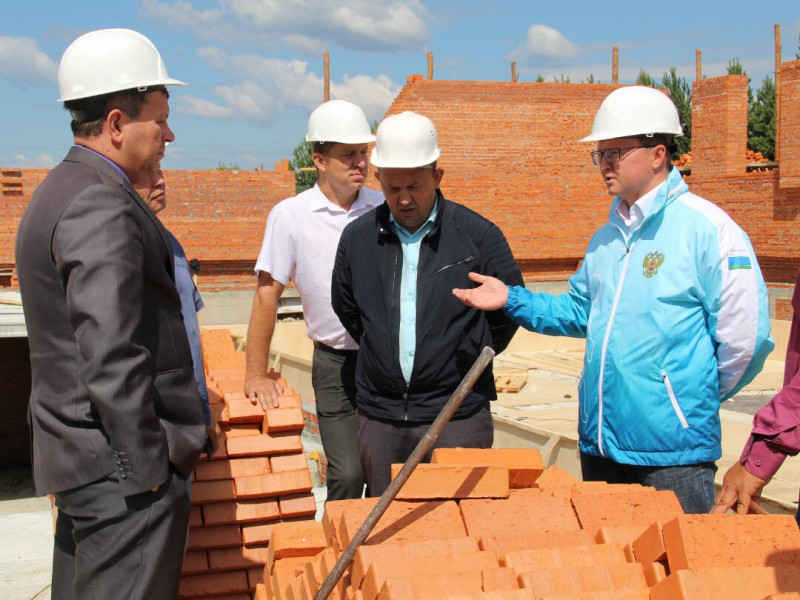 Глава Ирбитского МО совместно заместителем министра АПК Свердловской области проверили, как продвигается строительство ФОК в поселке Пионерском