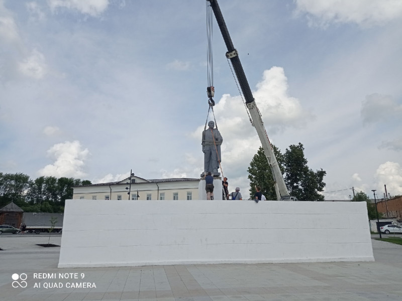 В Ирбите вместо старого установили новый памятник Владимиру Ильичу Ленину