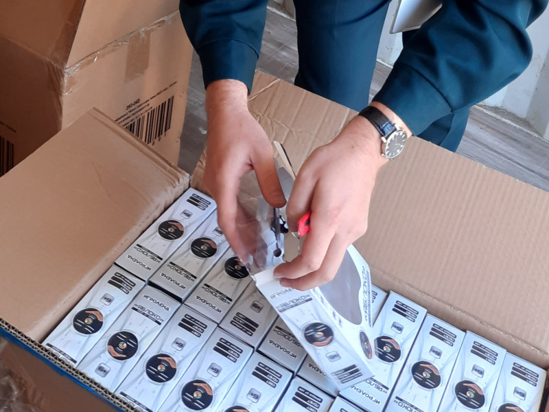 Уральские таможенники передали конфискованные товары в детские дома