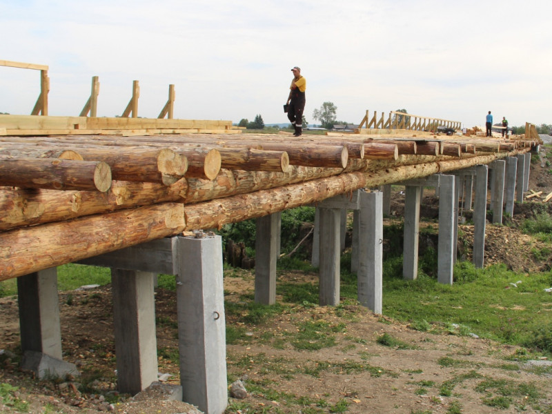 Сегодня во время рабочей поездки Алексей Никифоров, глава Ирбитского района посетил два моста: в поселке Зайково и в селе Скородумское