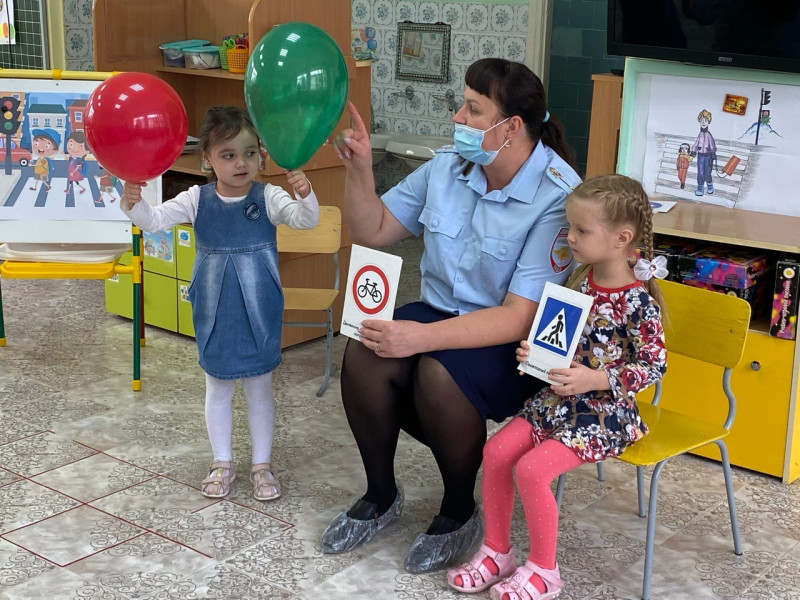 Госавтоинспекция Ирбита напоминает: «Возьми ребенка за руку, переходя дорогу!»