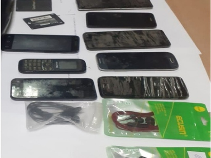 Жителей Ирбита задержали в Тавде с 11 телефонами для осужденных ИК-19