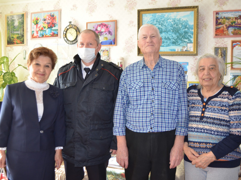 Сотрудники полиции Ирбита поздравили ветеранов службы с Днем пожилого человека