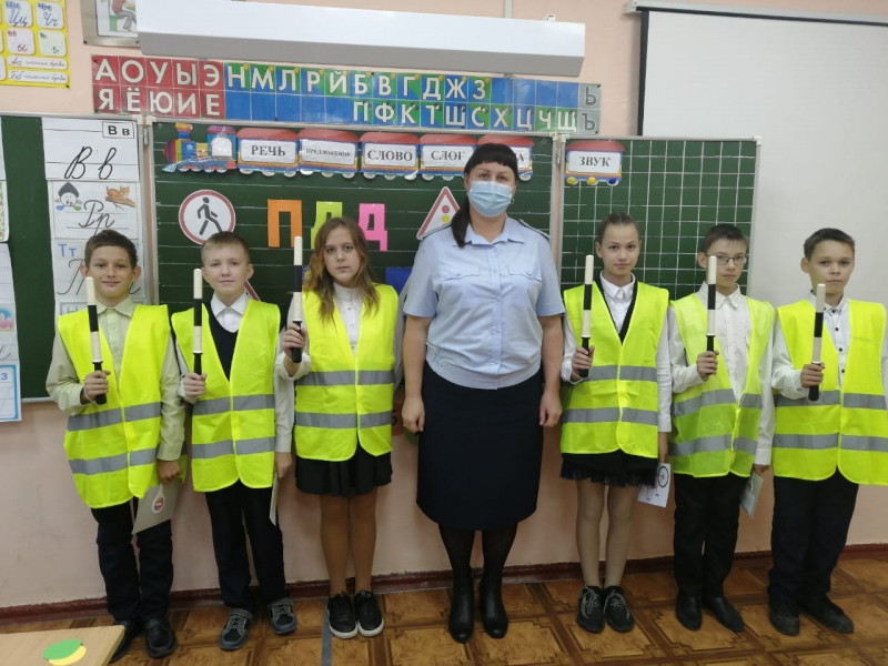 «Будь заметным!» - под таким девизом прошел мастер-класс по изготовлению световозвращающих элементов с обучающимися 1 класса школы № 5 г. Ирбита