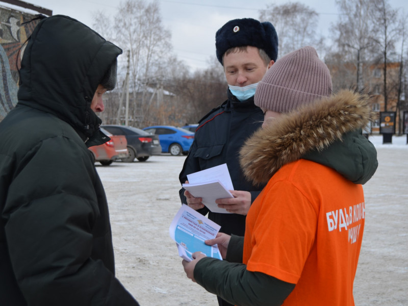 В Ирбите полицейские и волонтеры вручили жителям города памятки по профилактике экстремистских проявлений