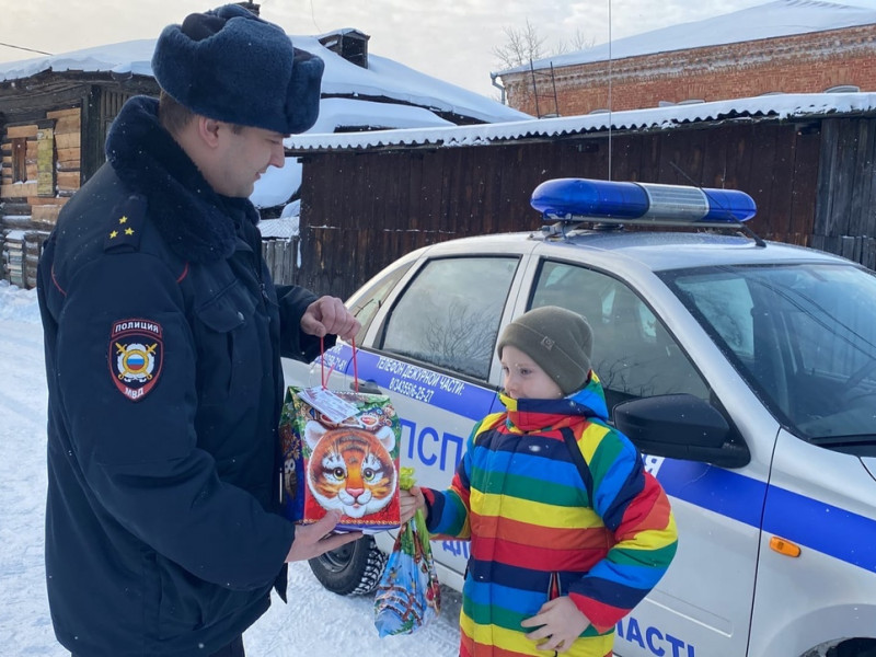 Полицейский Дед Мороз из Ирбита вновь исполнил детскую мечту