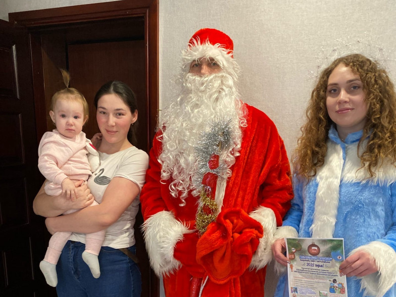 В Ирбите «Полицейский Дед Мороз» поздравил с Новым годом детей сотрудников, находящихся в длительной служебной командировке