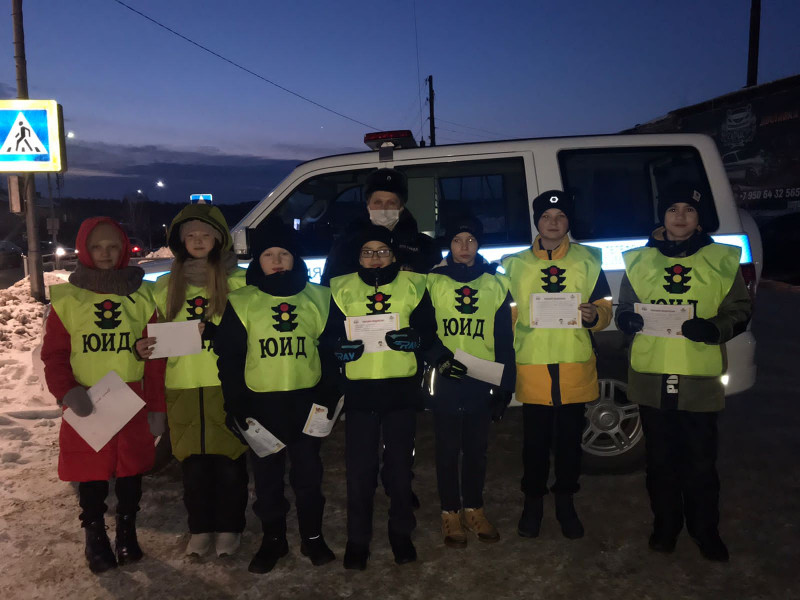 Сотрудники Госавтоинспекции г. Ирбита совместно с отрядом ЮИД Пионерской школы провели акцию «Письмо водителю», которая прошла в рамках профилактического мероприятия «Горка»