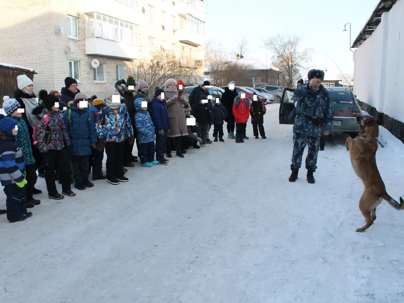 Кинологи ирбитского СИЗО-2 показали почти цирковые номера детям с ограниченными возможностями здоровья