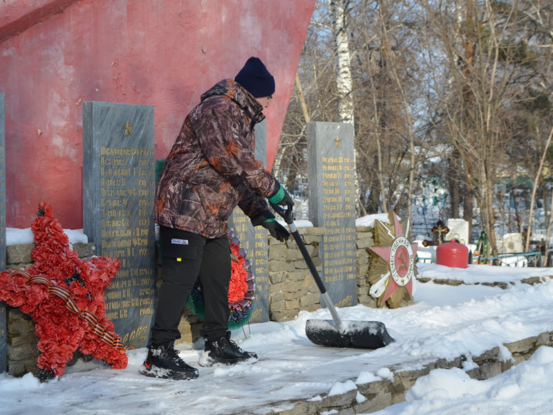 В Ирбите волонтеры, полицейские и общественники расчистили воинский мемориал