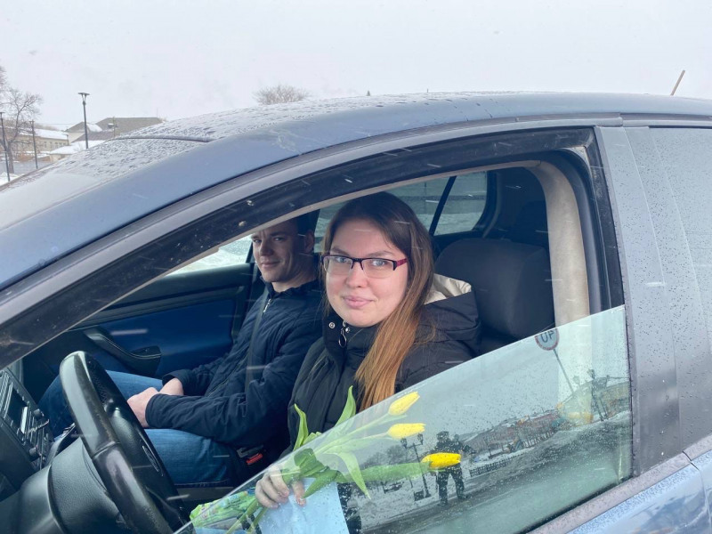 В Ирбите сотрудники ГИБДД провели акцию «Цветы для автоледи»