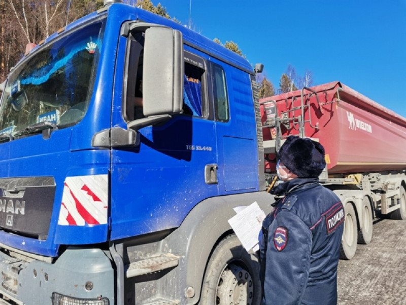 За три дня сотрудники ГИБДД Свердловской области выявили около 1500 нарушений, допущенных водителями грузового транспорта
