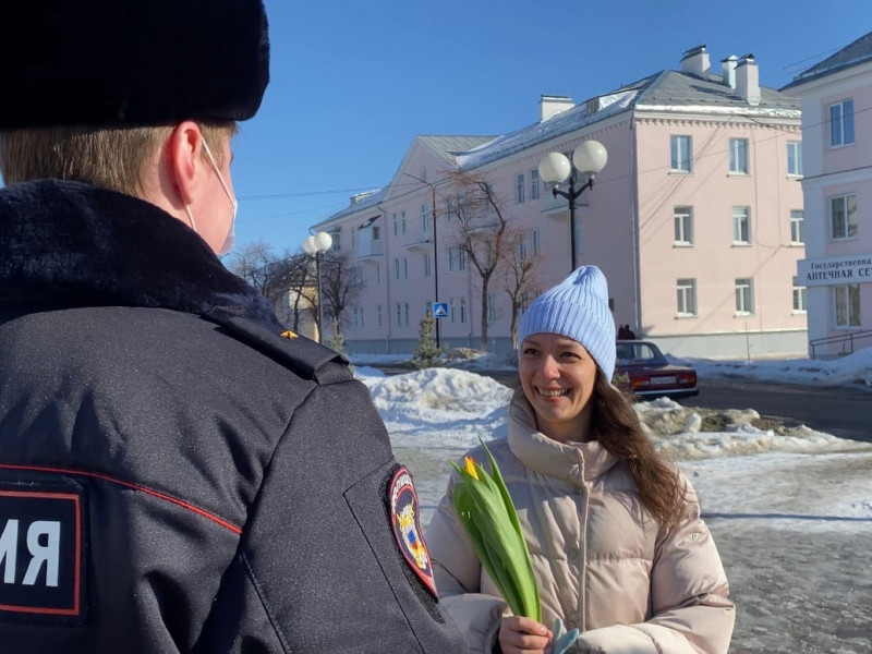 Ирбитские полицейские поздравили женщин с наступающим праздником 8 марта