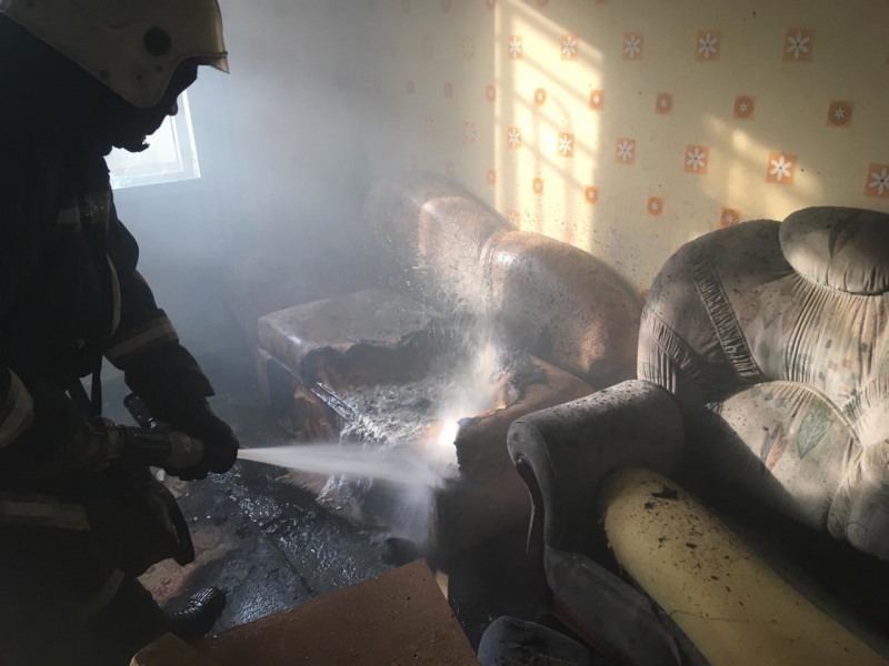 В Ирбите из горящего дома эвакуировали 35 человек, в том числе 10 детей. Фото: ГУ МЧС России по Свердловской области