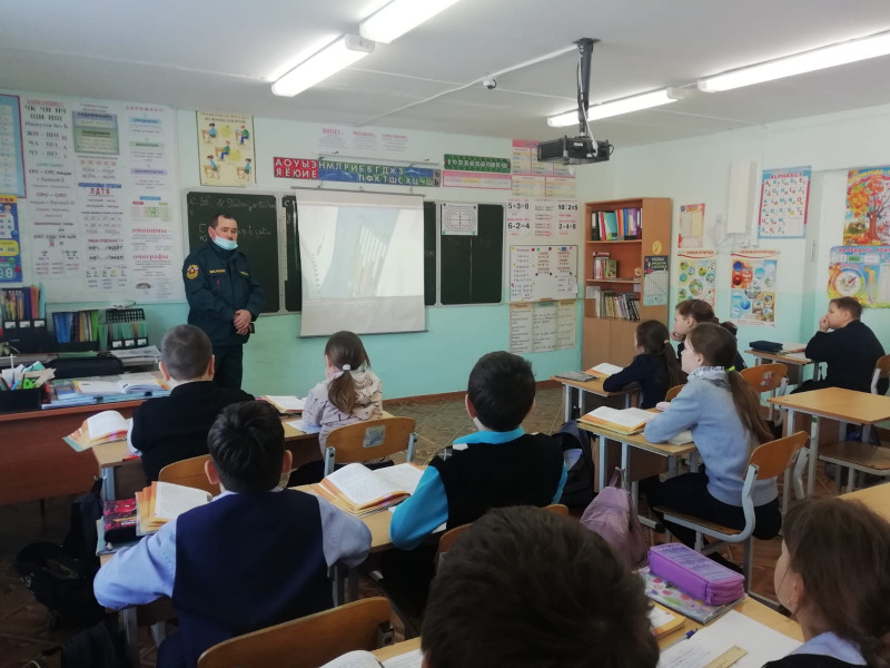 Сотрудники 60 пожарно-спасательной части провели открытый урок по основам безопасности жизнедеятельности