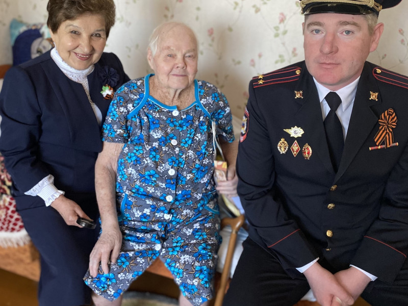 Ирбитские полицейские поздравили ветеранов МВД, прошедших годы войны, с Днём Победы