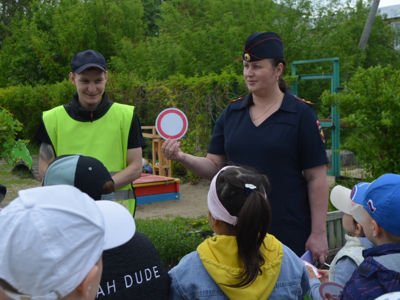В Ирбите в детском саду № 9 при участии сотрудников полиции прошла квест-игра по Правилам дорожного движения