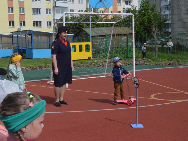 В Ирбите дошколята вместе с полицейскими изучают ПДД