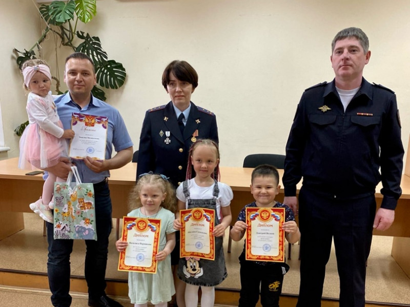 В Ирбите сотрудники полиции наградили победителей конкурса фотографий, приуроченного ко Дню защиты детей
