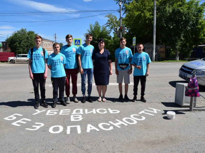 В Ирбите сотрудники полиции вместе со студентами-волонтерами принимают участие в акции «ПДД на асфальте»