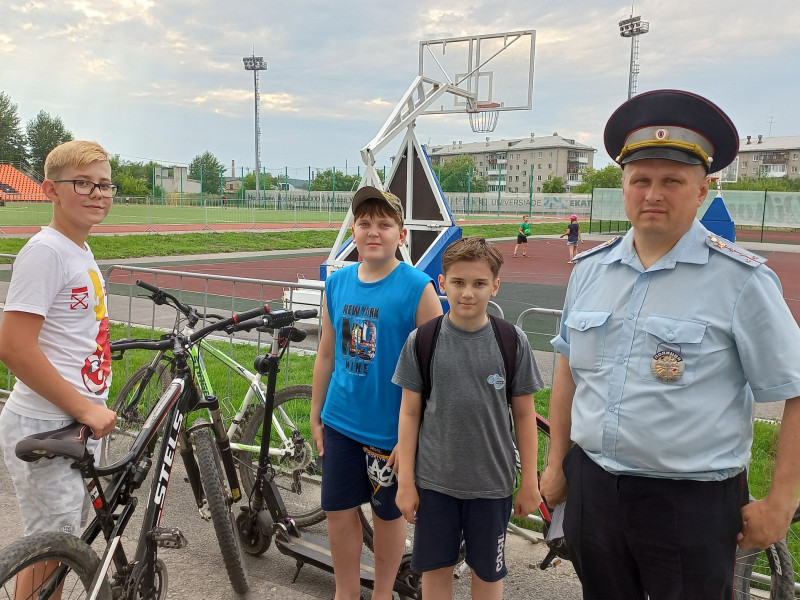 Сотрудники ГИБДД Ирбита проводят профилактические беседы с несовершеннолетними велосипедистами
