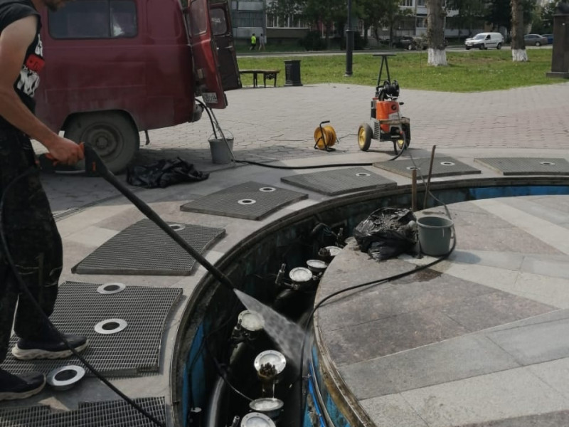 Работники "Благоустройства" почистили и вымыли фонтан на бульваре Победы