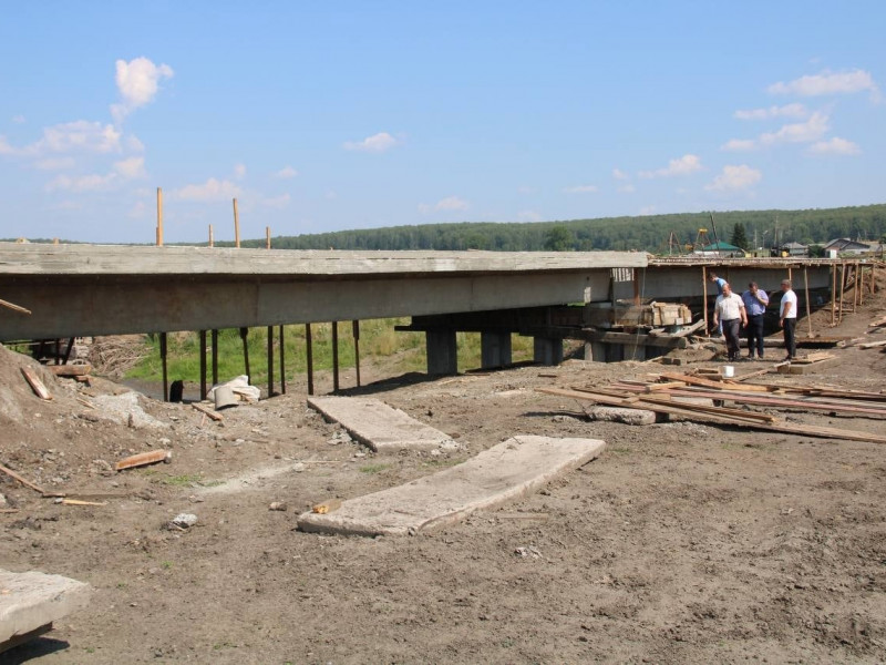 Продолжается капитальный ремонт моста в деревне Сосновка