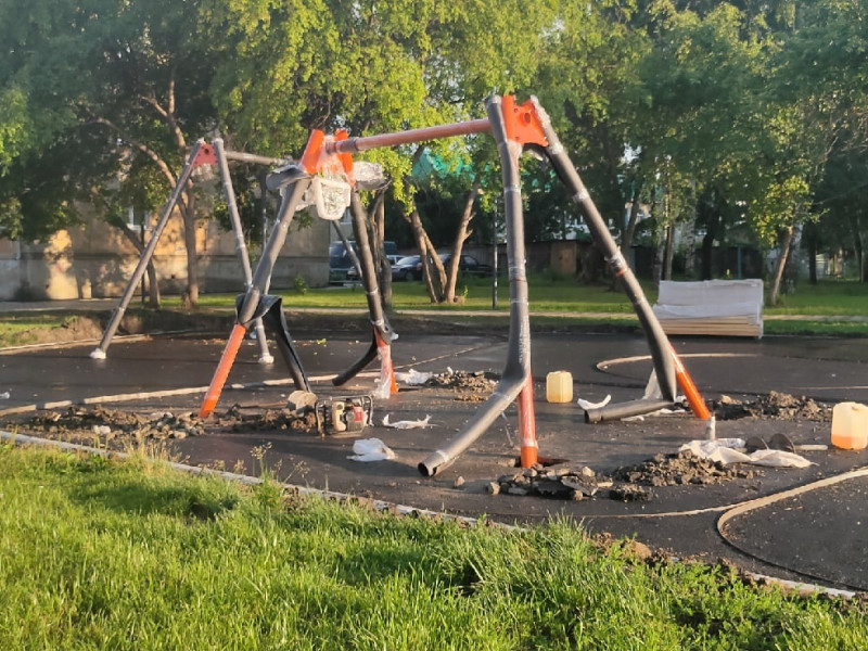 У ДК им. В.К. Костевича начался монтаж нового оборудования на детской площадке