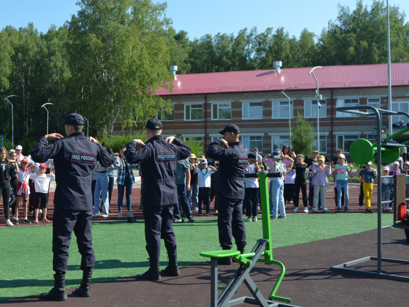 Ирбитские полицейские провели акцию «Зарядка со стражем порядка»