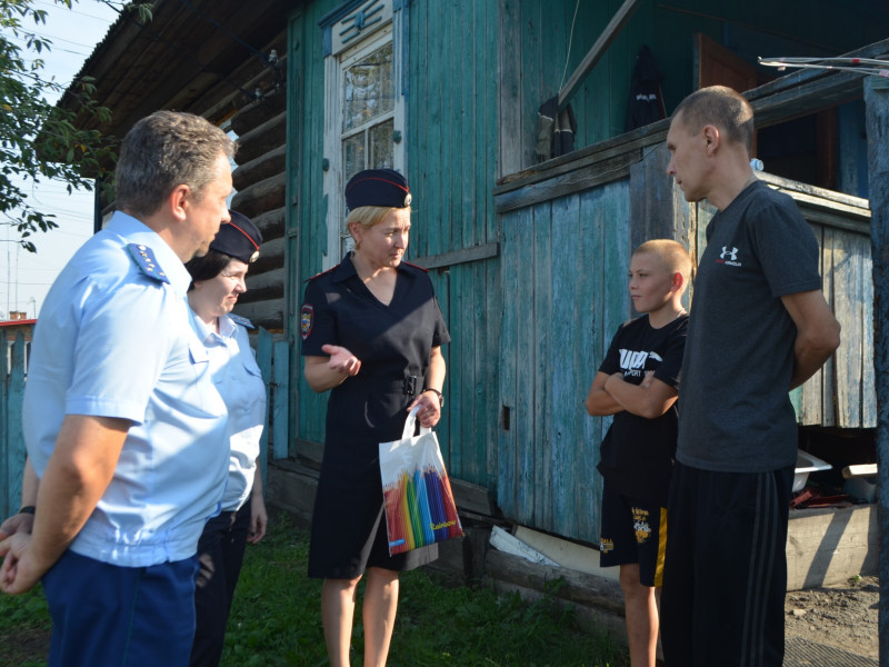 Сотрудники полиции Ирбита совместно с сотрудниками Ирбитской межрайонной прокуратуры принимают участие в акции «Помоги пойти учиться»