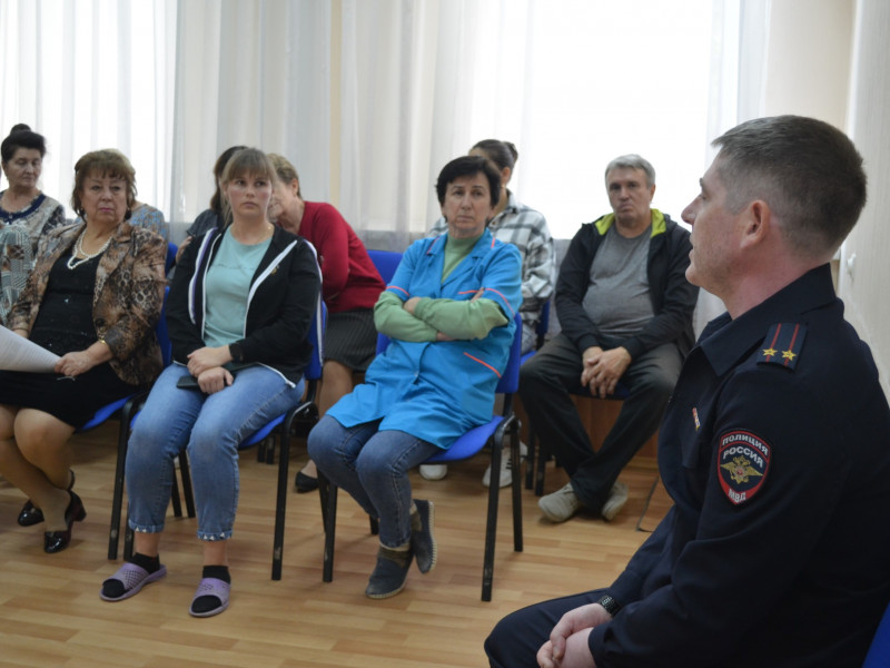 Ирбитские полицейские проводят профилактические беседы по мошенничеству в организациях города и района