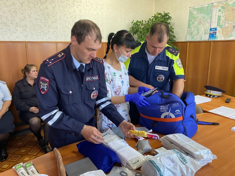 В Ирбите для сотрудников ГИБДД проведены занятия по оказанию первой доврачебной помощи с использованием специальных медицинских укладок