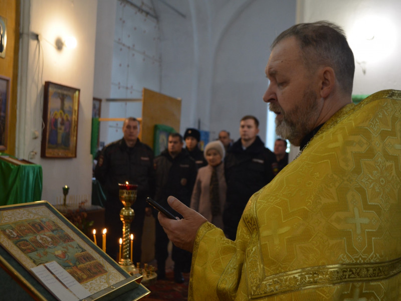 В Ирбите провели панихиду по сотрудникам МВД, погибшим при исполнении служебного долга