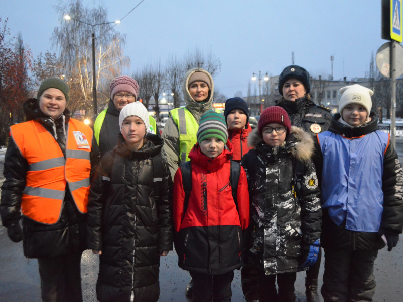 В Ирбите сотрудники ГИБДД совместно с отрядом ЮИД школы №9 провели акцию «Засветись! Стань заметнее на дороге!»