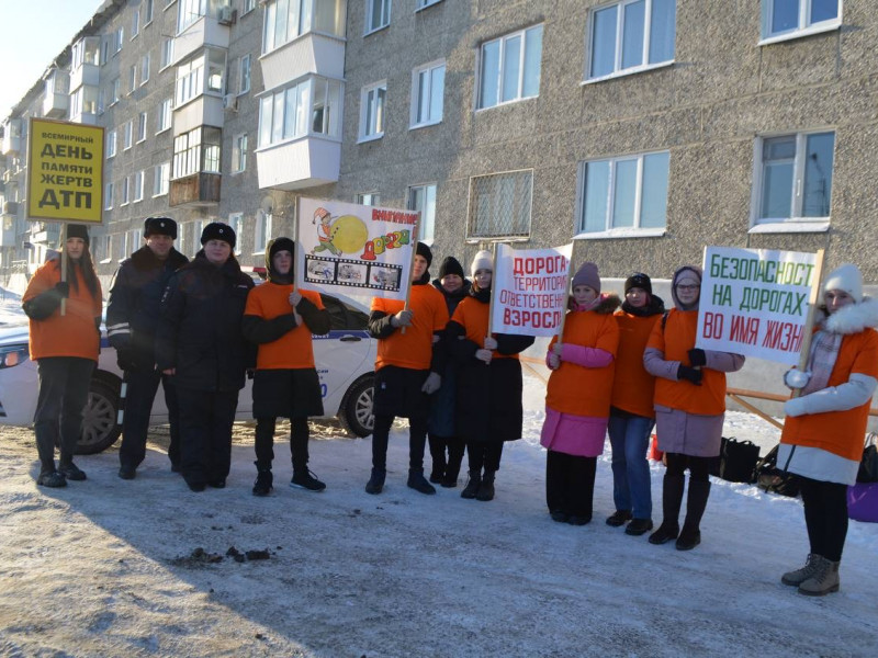 В Ирбите волонтеры и сотрудники Госавтоинспекции провели акцию «День памяти жертв ДТП»