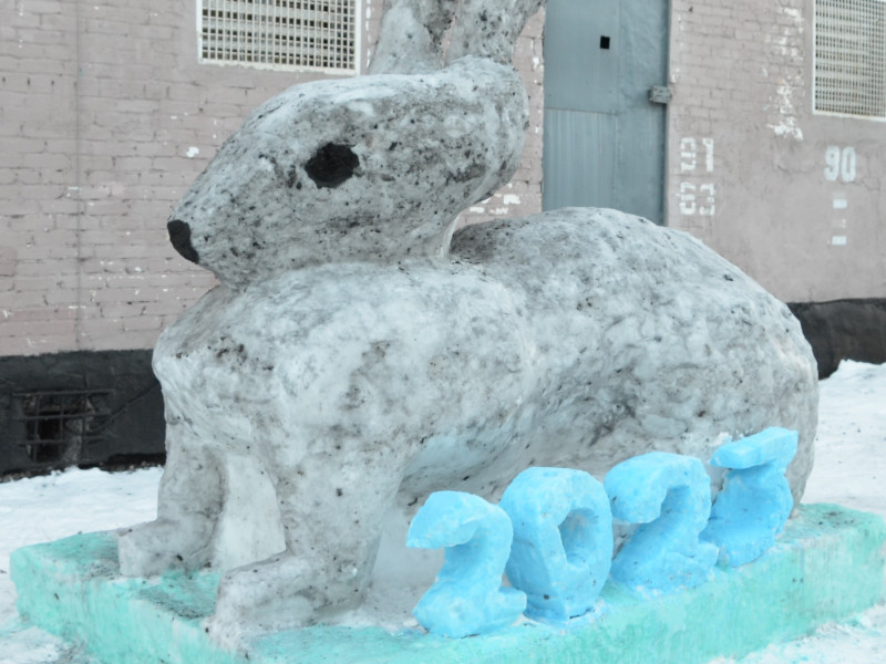 Осужденные в ирбитском СИЗО-2 создали снежную фигуру Кролика