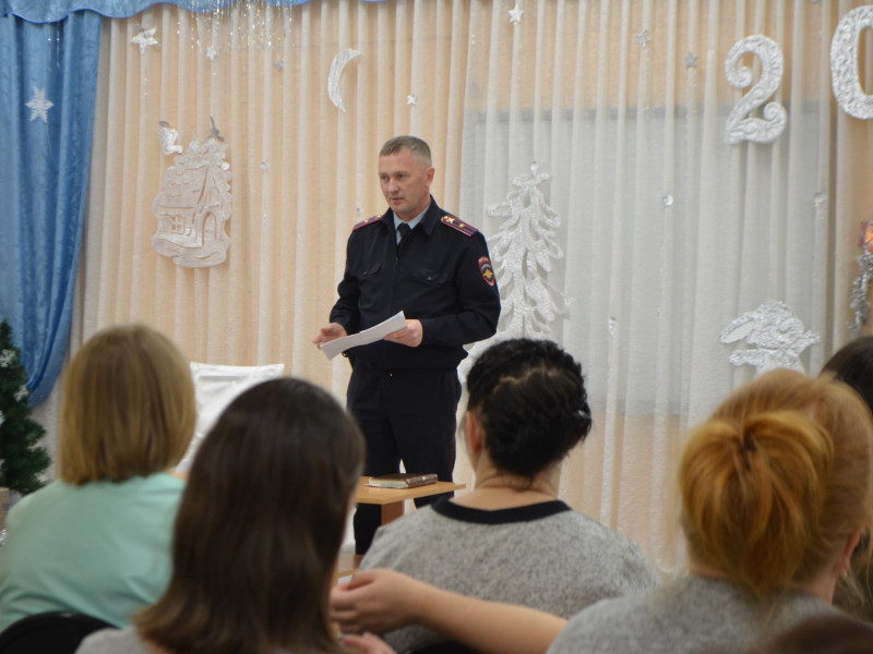 В Ирбите сотрудники полиции продолжают проводить профилактические беседы с трудовыми коллективами