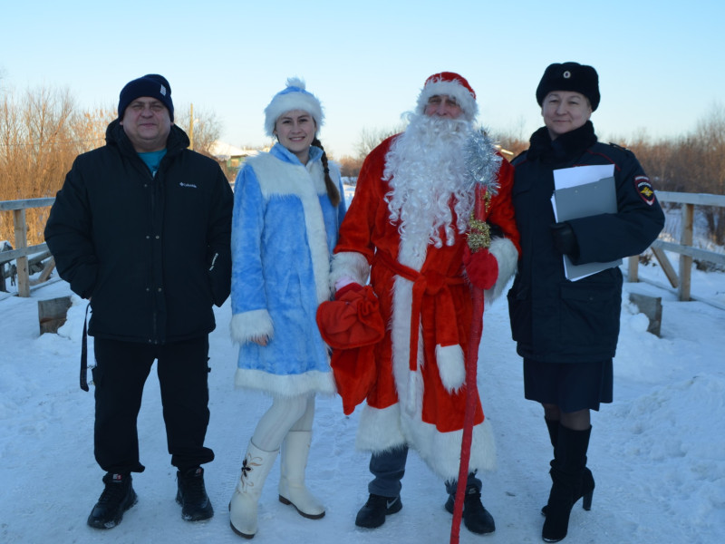 Сотрудники полиции Ирбита и члены Общественного совета при МО МВД России «Ирбитский» принимают участие в акции «Полицейский Дед Мороз»