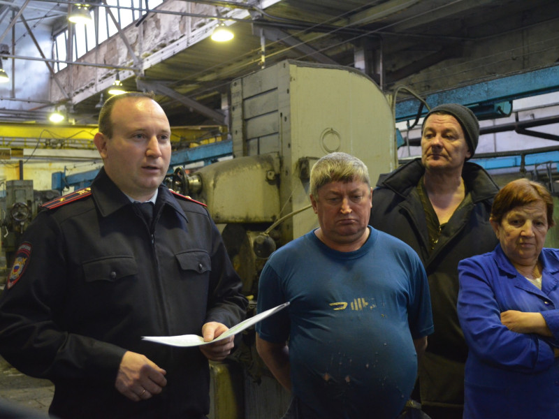 Ирбитские полицейские проводят профилактически беседы по мошенничеству с трудовыми коллективами города и района