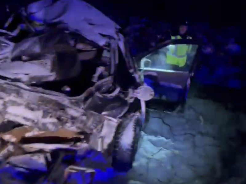 Сотрудники Госавтоинспекции Ирбита выясняют причины и обстоятельства ДТП с участием бензовоза и легкового автомобиля