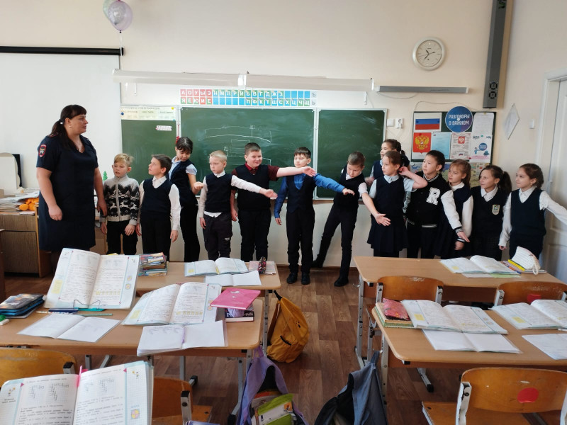 Ученики «Зайковской СОШ №1» вспомнили и закрепили правила безопасного поведения на проезжей части дороги и в автотранспорте