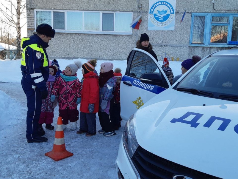Сотрудники Госавтоинспекции г. Ирбита проводят экскурсии к патрульному автомобилю