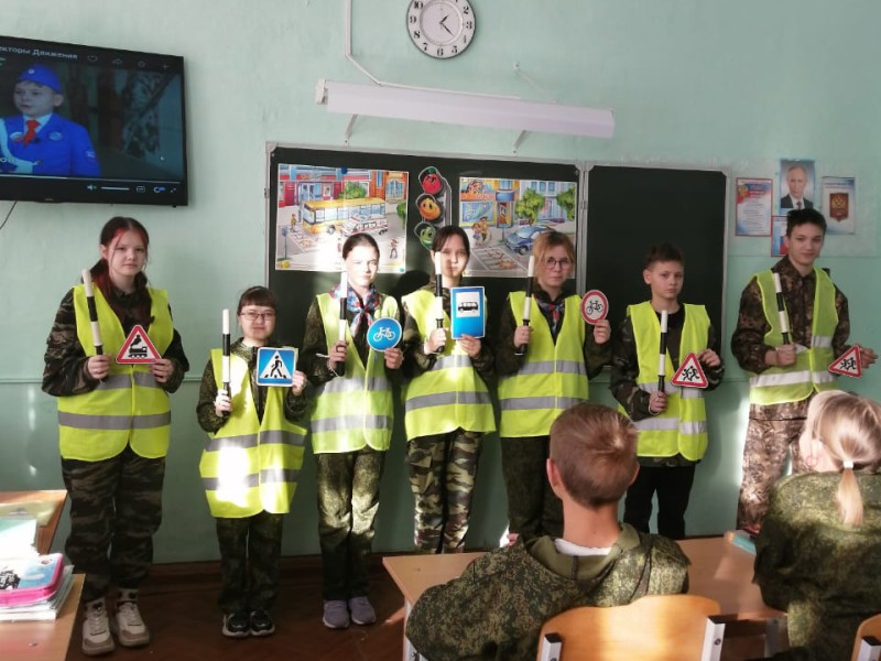 В Ирбите и Ирбитском районе на уроке «Разговоры о важном» школьникам рассказали о деятельности отрядов ЮИД