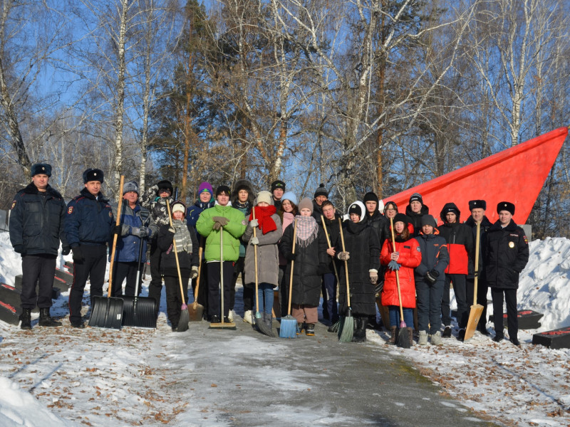 В Ирбите студенты, полицейские и общественники расчистили воинский мемориал