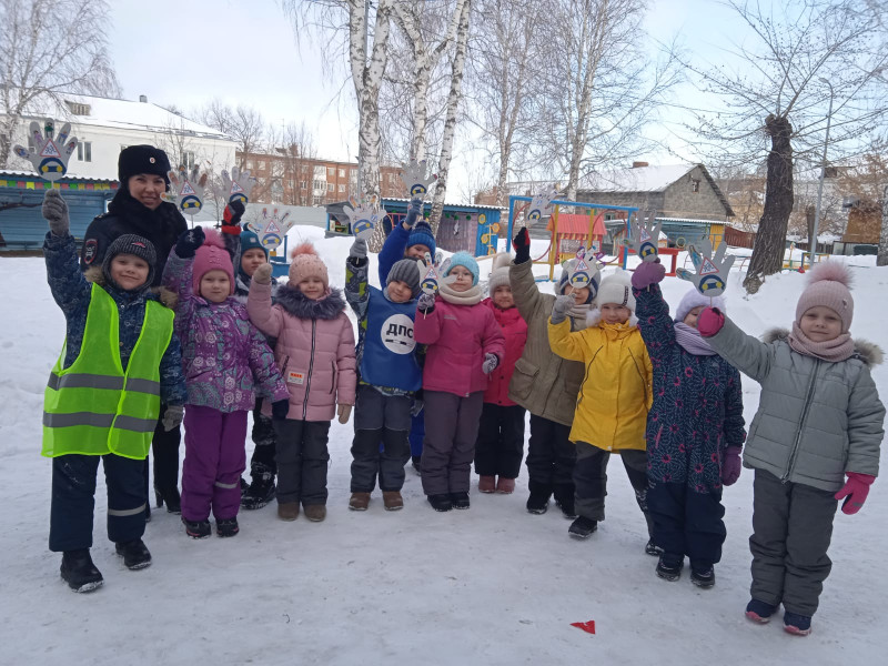 Отряд ЮИД "Светофорик" МБДОУ №20 г. Ирбита совместно с сотрудником Госавтоинспекции провели акцию "Ладошка безопасности"