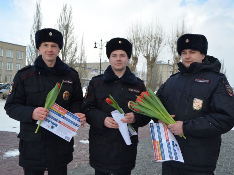 В Ирбите сотрудники полиции в рамках ежегодной акции «8 Марта – В каждый Дом» поздравили женщин с наступающим праздником – Международным женским днем