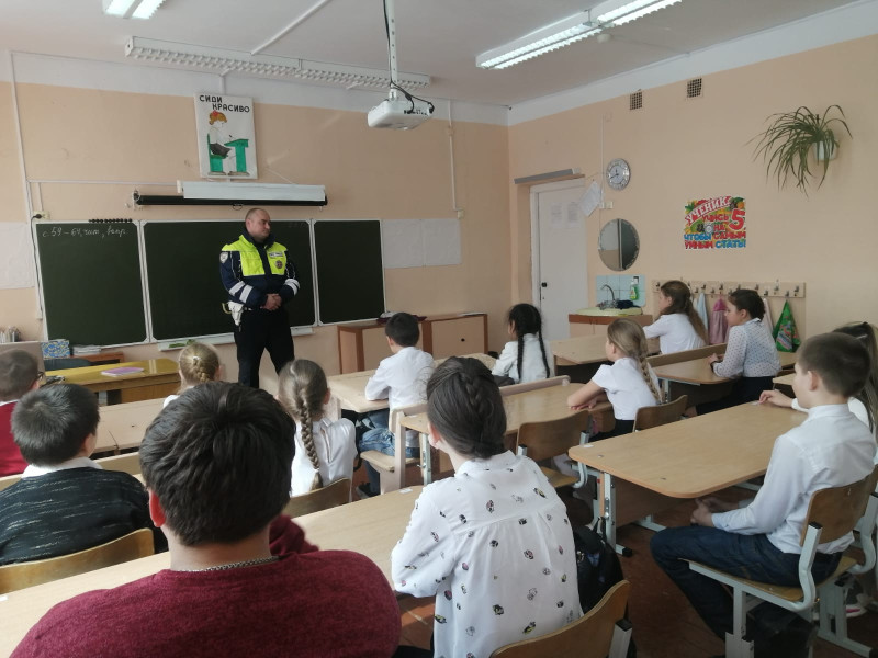 Сотрудники Госавтоинспекции проводят занятия с школьниками перед весенними каникулами